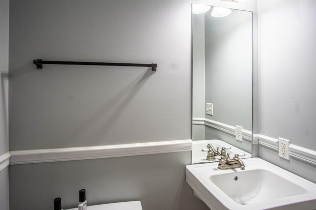 bathroom featuring sink