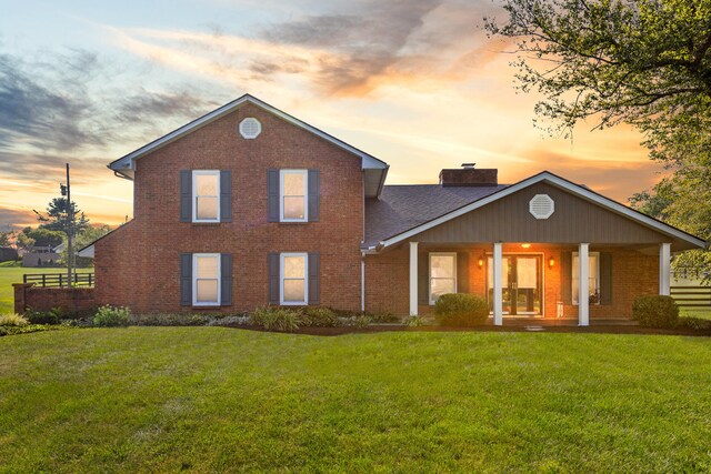 view of front of property featuring a yard