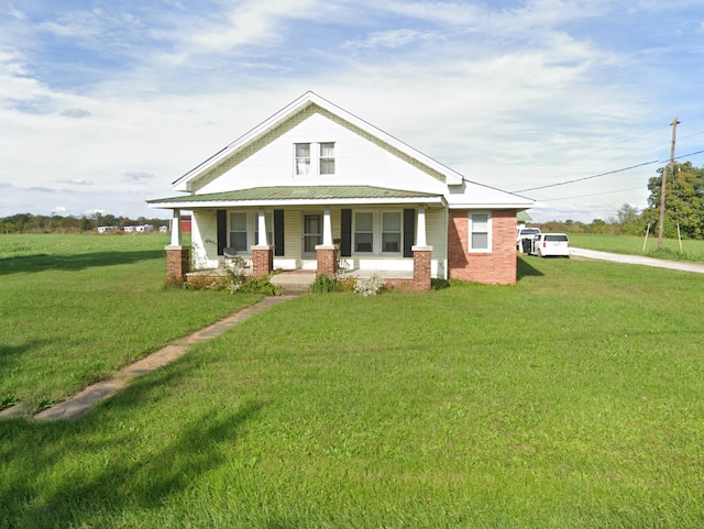 view of front of property featuring a front yard and a porch