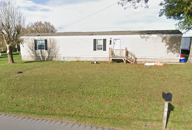 manufactured / mobile home with a front yard