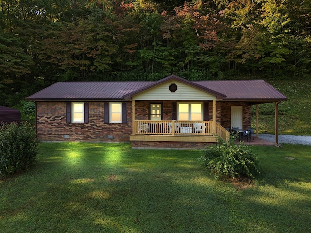 view of front of property with covered porch and a front lawn