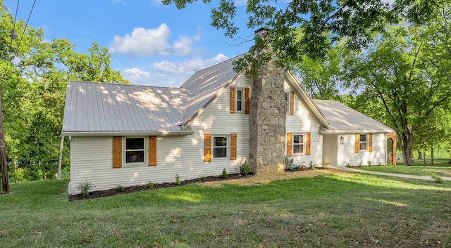 view of front of property with a front lawn