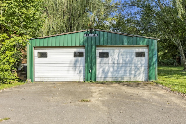 view of detached garage