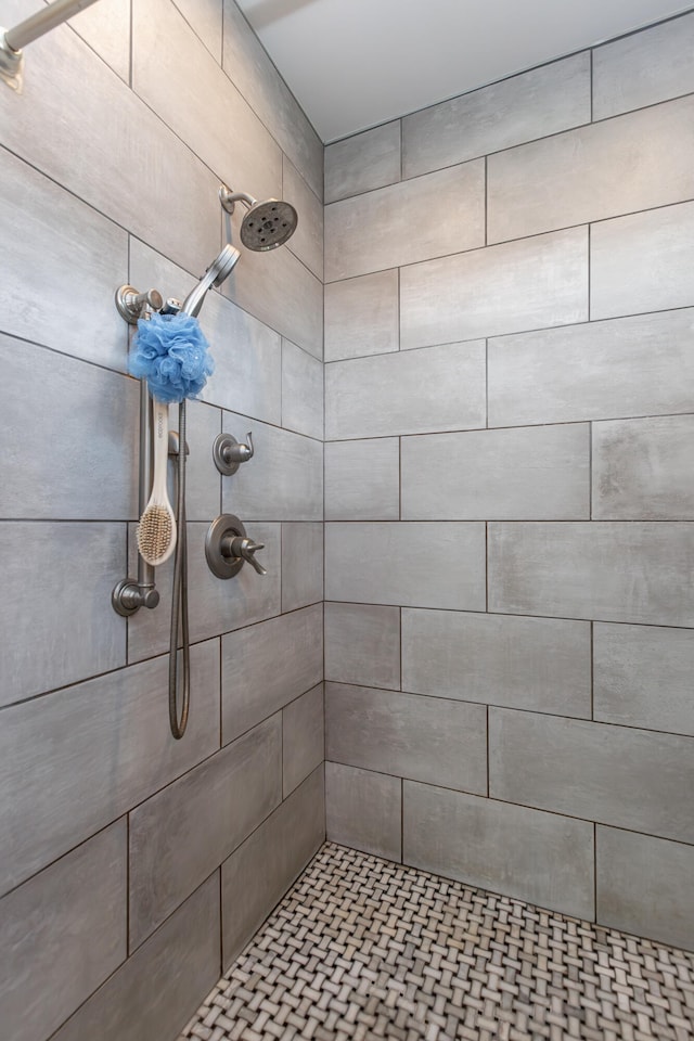 bathroom featuring tiled shower