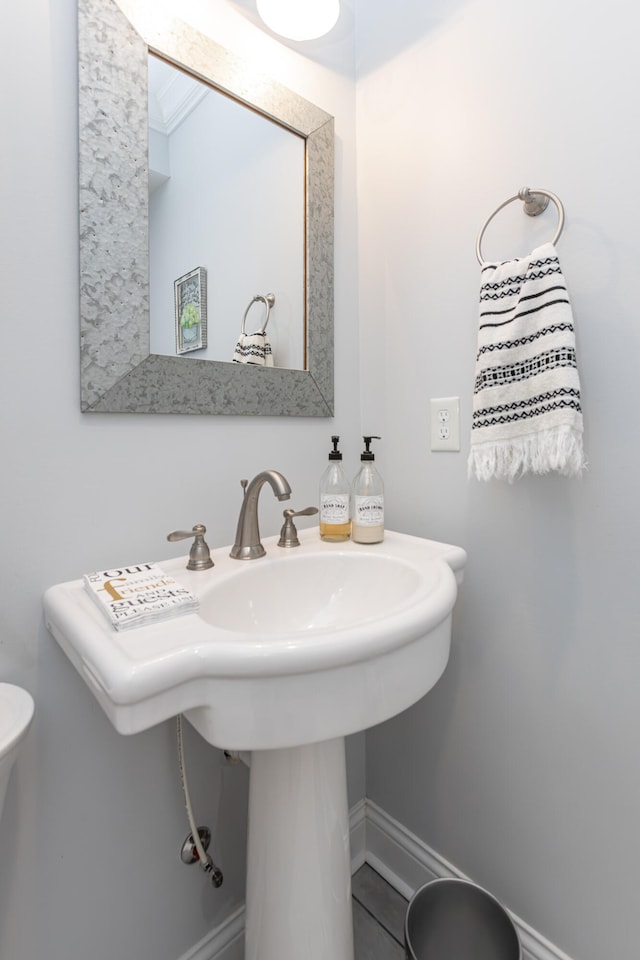 bathroom featuring crown molding