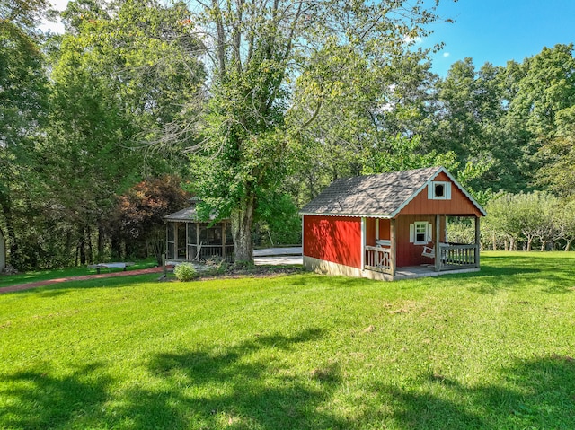 view of yard featuring an outbuilding