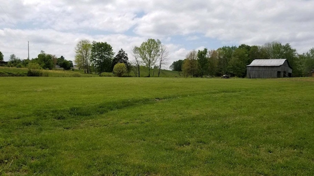 view of yard featuring an outbuilding