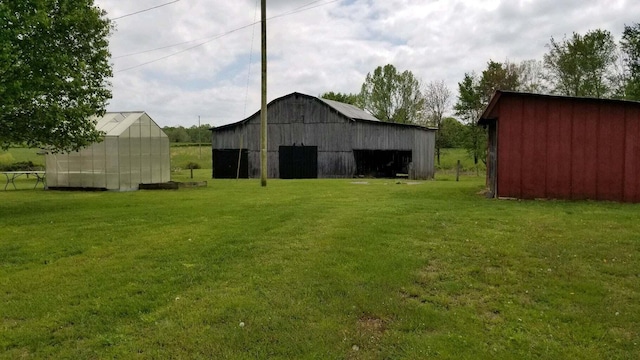 view of yard with an outbuilding