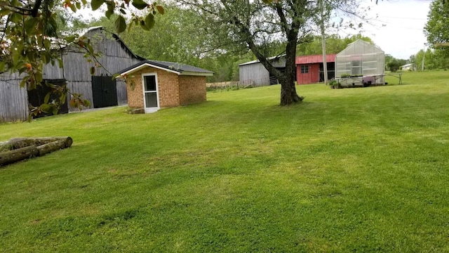 view of yard with an outbuilding