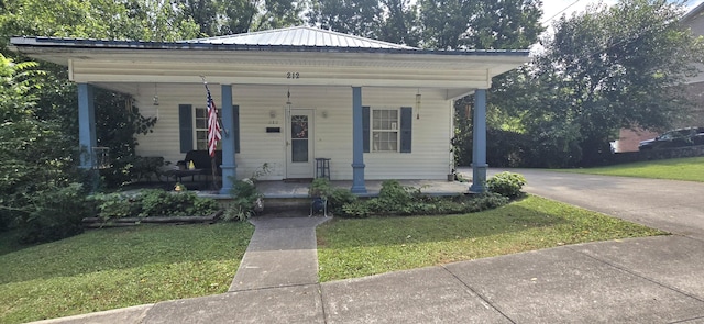 bungalow featuring a front yard