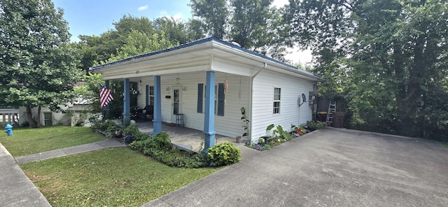 view of front facade with a porch and a front lawn