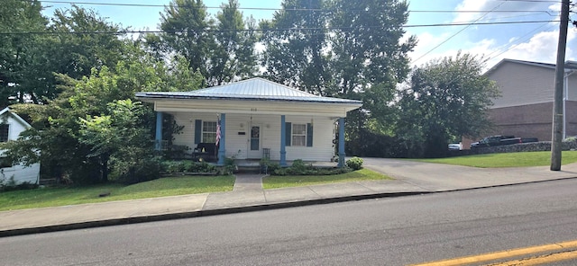 view of front of property featuring covered porch and a front yard