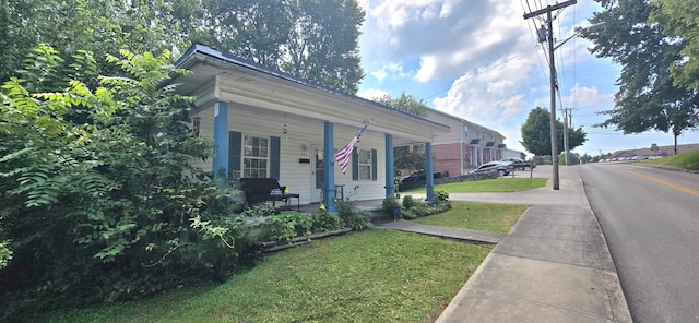 view of front of home featuring a porch and a front lawn