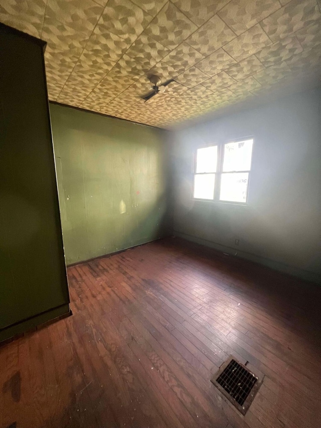 spare room featuring dark wood-type flooring