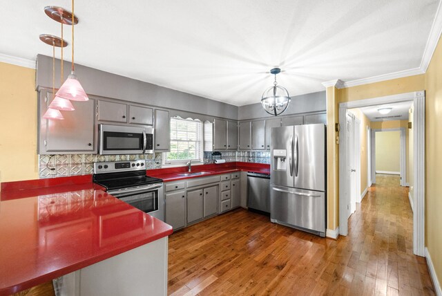 kitchen with stainless steel appliances, dark hardwood / wood-style floors, gray cabinetry, and sink