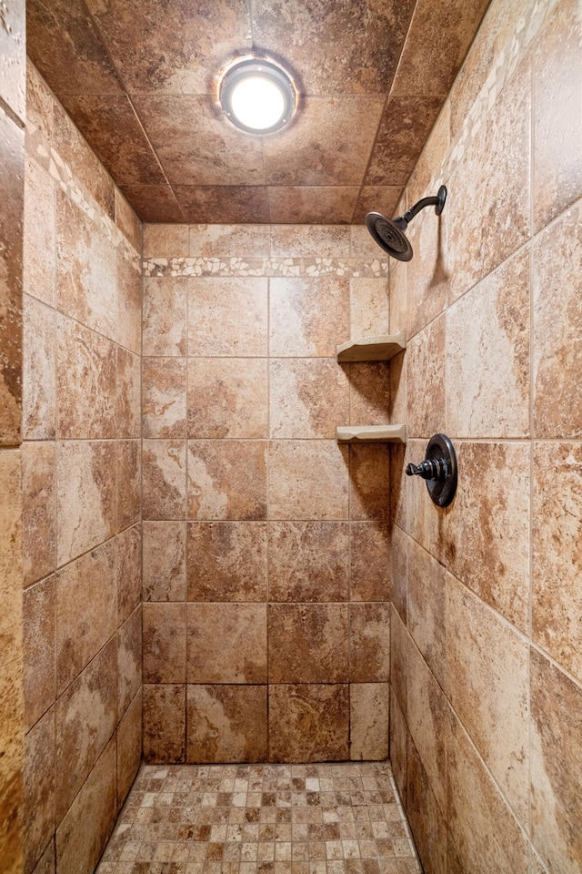 bathroom featuring tiled shower