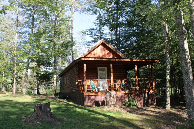 view of outdoor structure featuring a yard