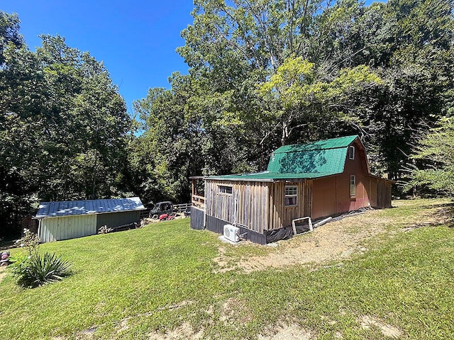 view of yard featuring an outdoor structure