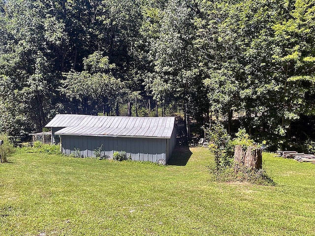 view of yard featuring an outbuilding