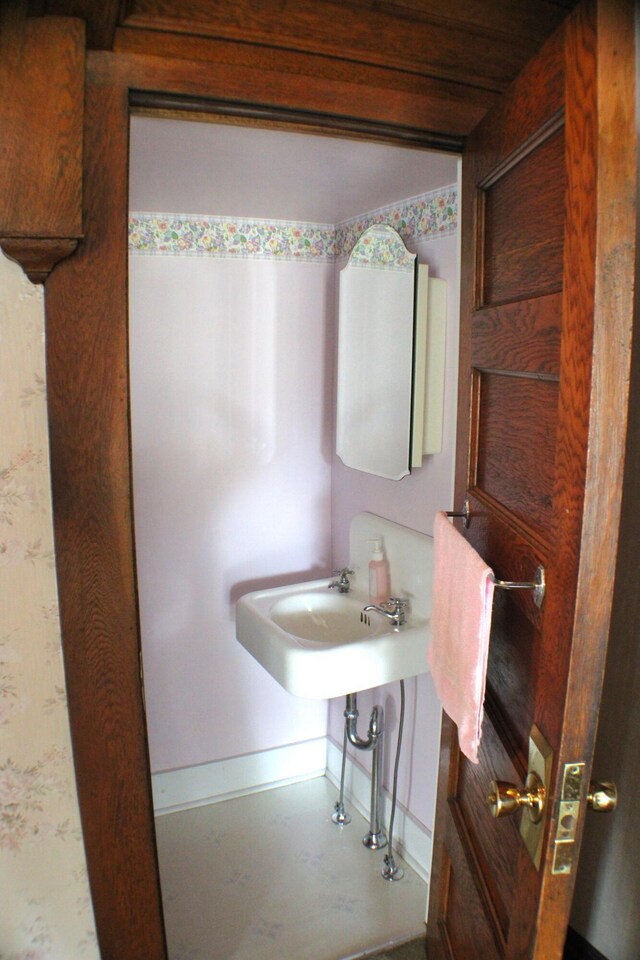 bathroom featuring sink