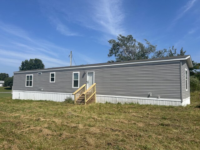 back of house featuring a lawn