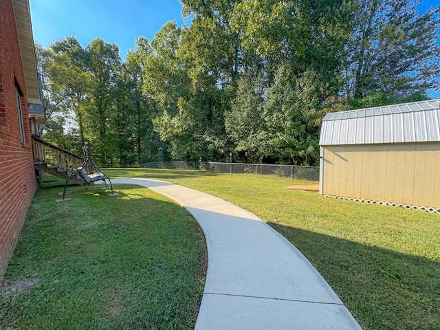 view of yard featuring a shed