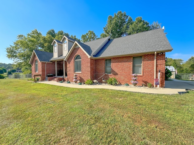 view of front facade featuring a front yard