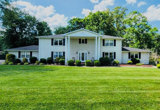 view of front of home featuring a front yard