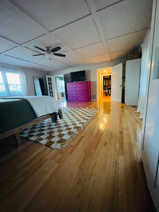 living room with wood-type flooring and ceiling fan