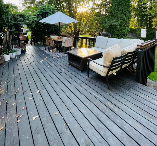 deck with an outdoor hangout area and a shed