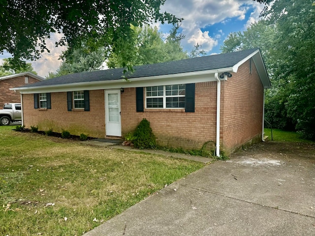 single story home with a front yard