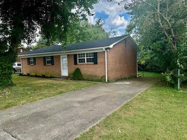 ranch-style home with a front yard