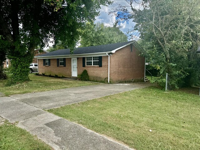 single story home with a front lawn