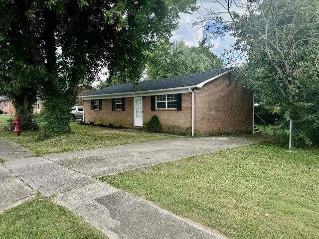 single story home featuring a front yard