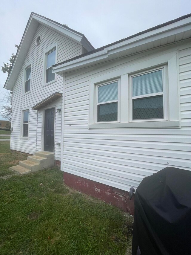 view of front of property featuring a front yard