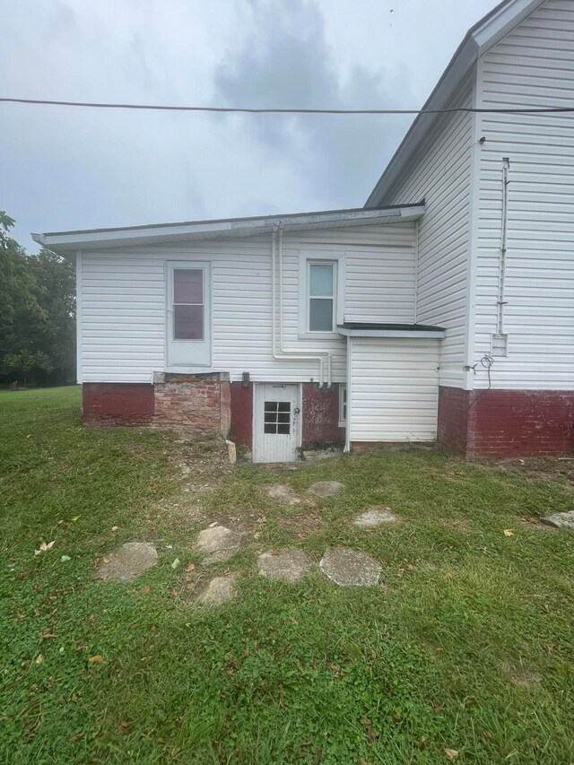 back of house featuring a yard