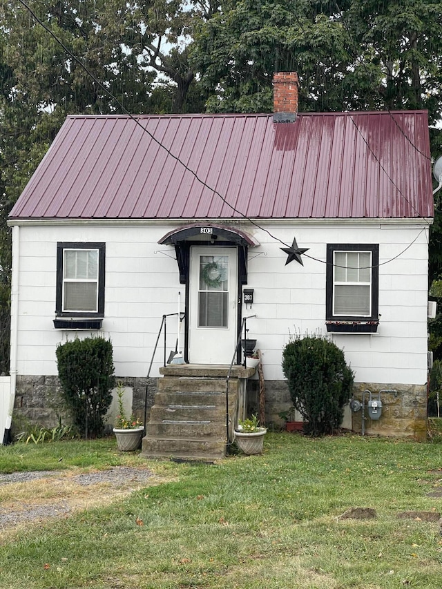 view of front facade featuring a front yard