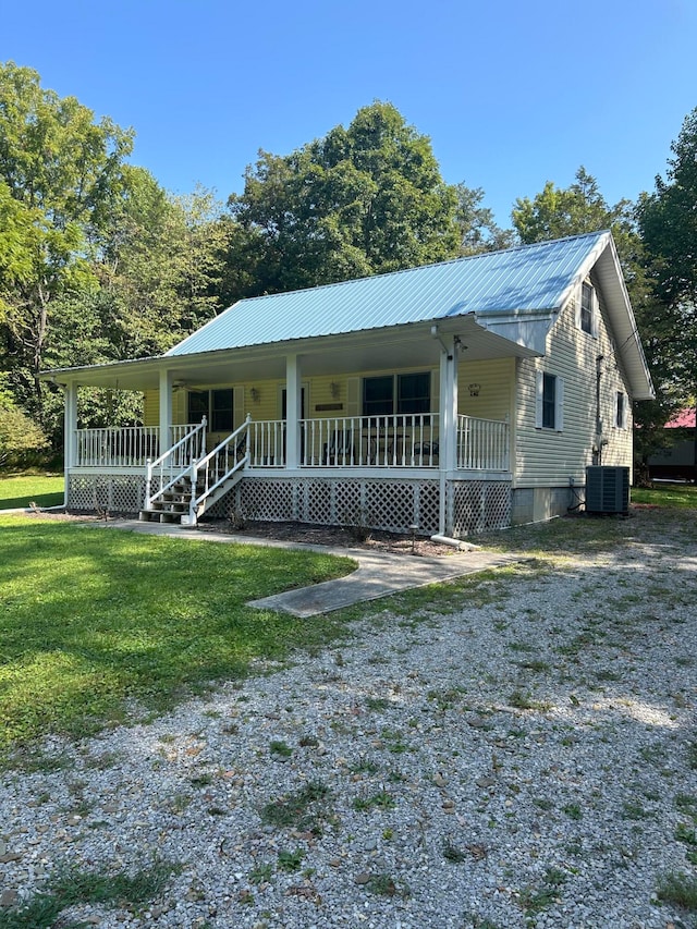 view of front of property featuring a front yard and covered porch