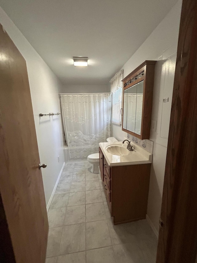 full bath with shower / tub combo with curtain, toilet, vanity, and baseboards