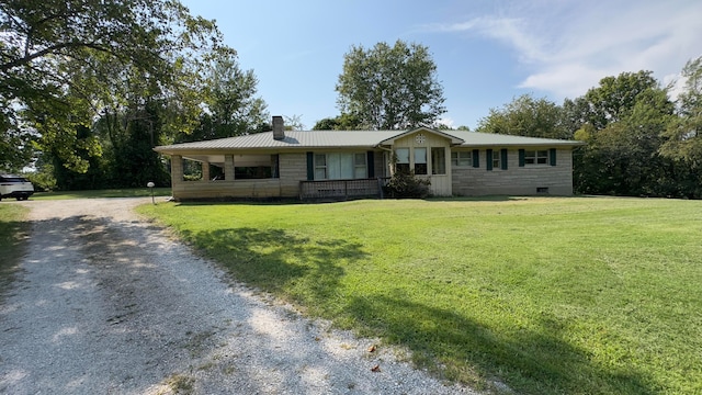 ranch-style home featuring a front lawn