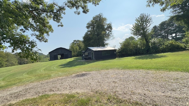 view of yard with an outbuilding