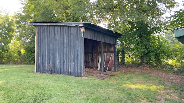 view of outdoor structure with a yard