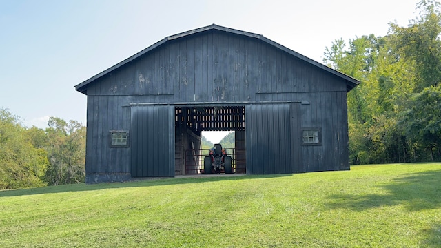 view of outdoor structure with a yard