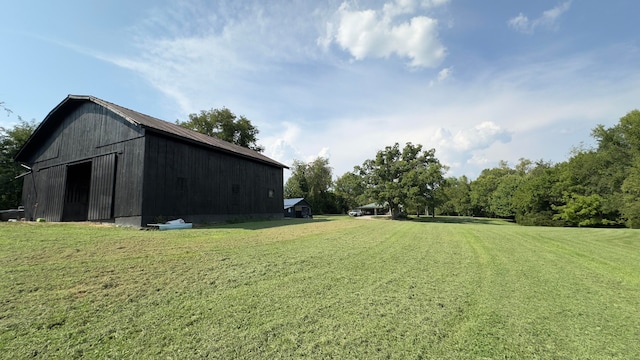 view of yard featuring an outbuilding