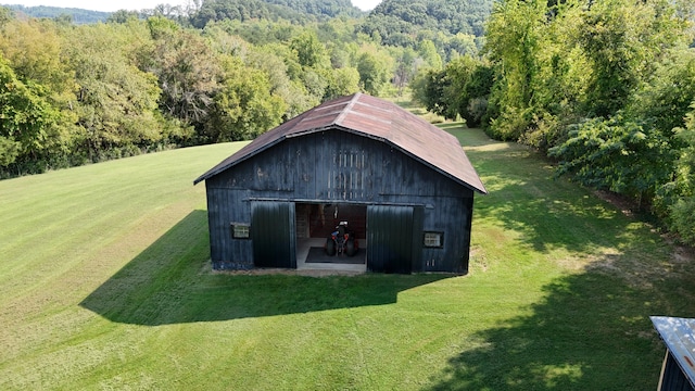 view of outdoor structure with a lawn