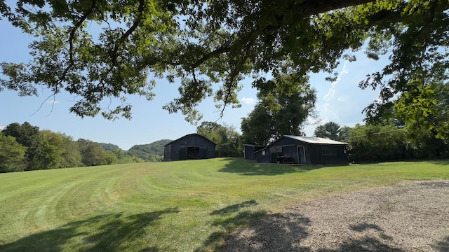 view of yard featuring an outbuilding