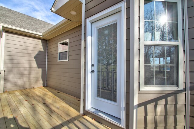 property entrance featuring a deck