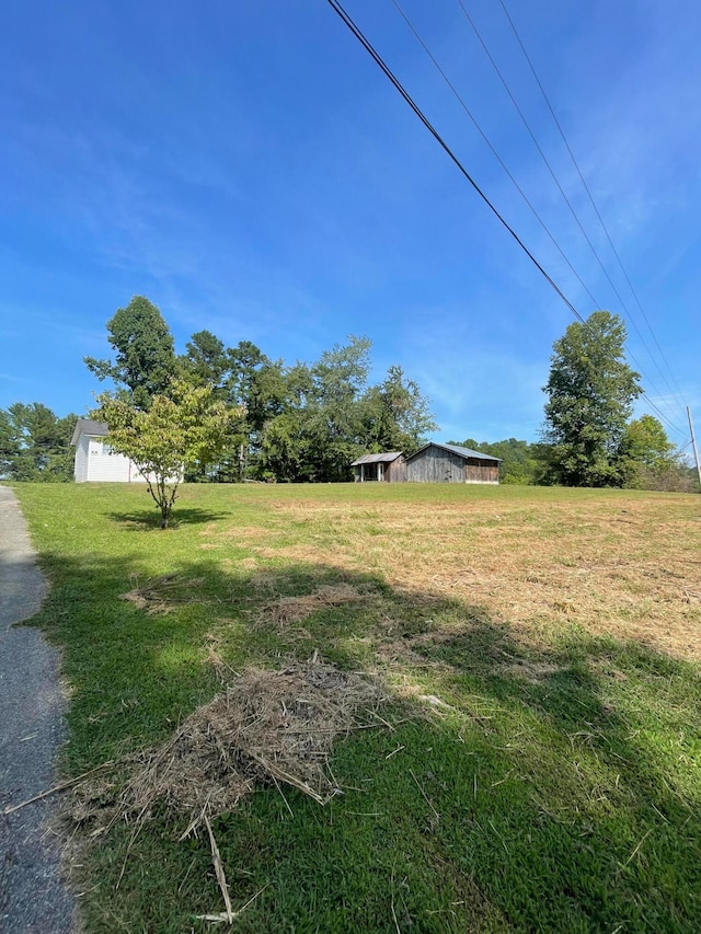 view of yard featuring an outbuilding