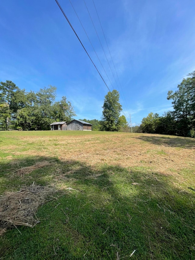 view of yard featuring a rural view