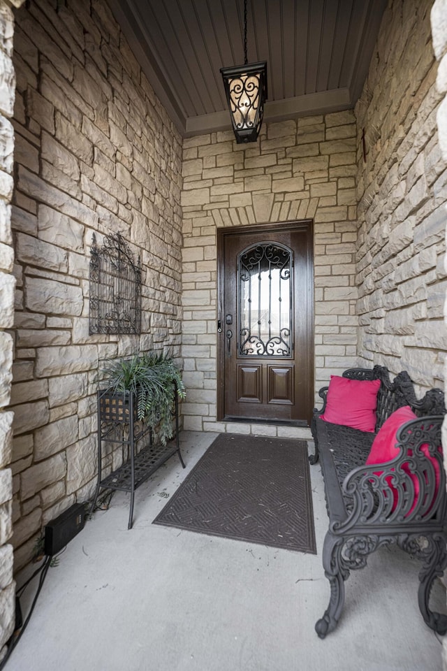 entrance to property featuring covered porch